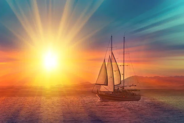 Old Ancient Pirate Ship Peaceful Ocean Sunset Calm Waves Reflection — Stock Photo, Image