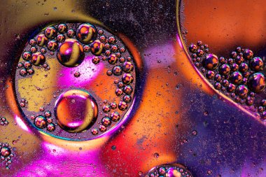 Su yüzeyine petrol damlaları soyut bir arkaplan