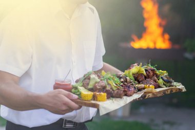 Garson, ızgara et ve sebze sunan,