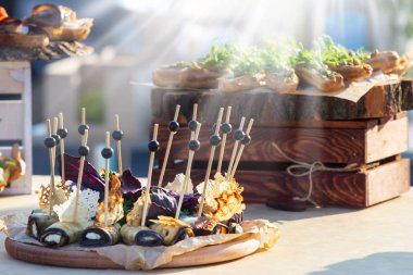 Güzel dekore edilmiş yemek sofrası farklı atıştırmalıklar ve sandviçli aperatifler.