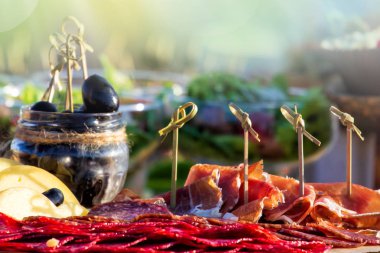 Zeytin, peynir ve domuz pastırması ile fileto kavanozda