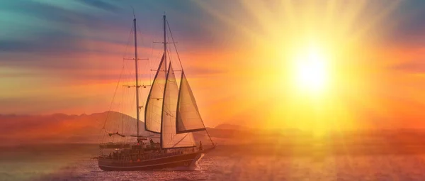 Oude Oude Piratenschip Vreedzame Oceaan Bij Zonsondergang Rustige Golven Reflectie — Stockfoto