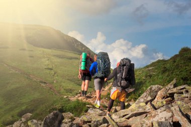 Kafkas Dağları'nda izinde yürüyüşçü.