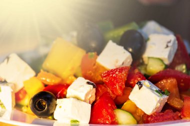 Taze salatalık, domates, tatlı biber, marul, kırmızı soğan, beyaz peynir ve zeytinyağlı zeytin. Sağlıklı yemek, en iyi manzara.