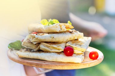Lavaş veya pide ekmek. iki falafel ahşap plaka üzerinde. Arap çanak topları nohut veya humus kızarmış. baharatlı yemek. Sağlıklı beslenme.