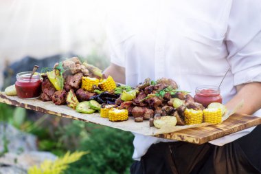 Garson, ızgara et ve sebze sunan,