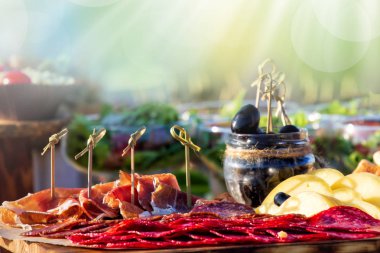 Zeytin, peynir ve domuz pastırması ile fileto kavanozda