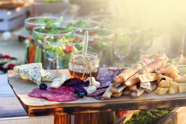 Açık büfe yemek kapalı et renkli meyve ve sebzeler ile lüks restoranda yemek hizmetleri gıda büfe Catering yemek yeme parti paylaşımı Concept.people grubu