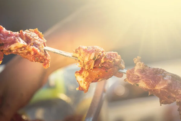 Kebab Spiesjes Barbecue Rook Zonnige Dag — Stockfoto