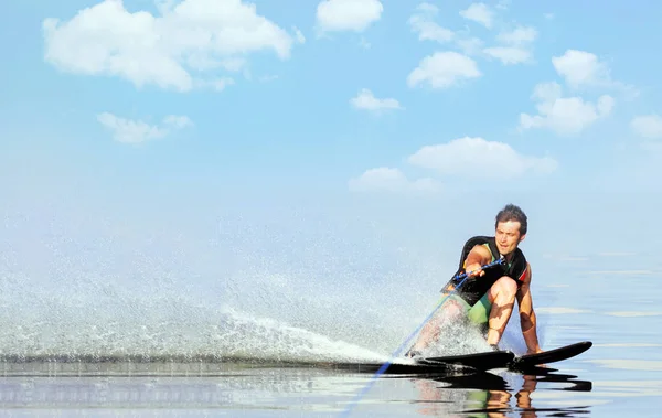 Closeup homem montando esquis aquáticos no lago no verão no dia ensolarado. Desporto ativo aquático. Espaço para texto — Fotografia de Stock