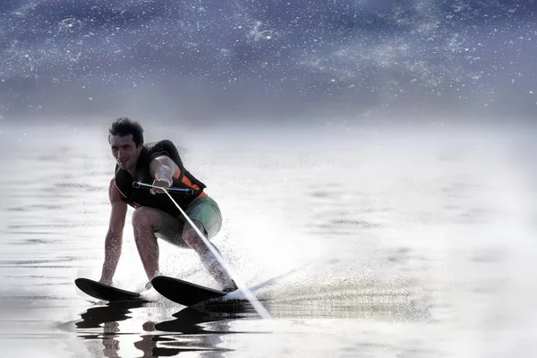 Closeup man rijden waterski op meer in de zomer op zonnige dag. Actieve watersport. Ruimte voor tekst — Stockfoto