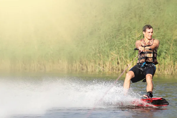 Trenes wakeboarder en el lago en el día soleado. Espacio para texto —  Fotos de Stock