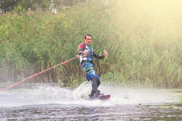 Vlogger deportista grabar vídeo para vlog y speach en línea en la cámara de acción cuando la unidad wakeboard. Vlogger loco —  Fotos de Stock