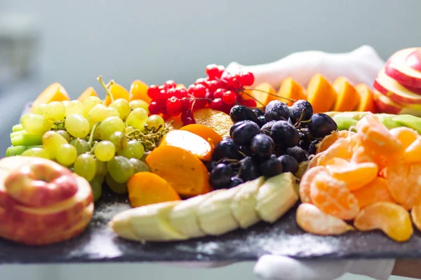 Szelet őszibarack, szőlő és citrusfélék. Egészséges táplálkozás. — Stock Fotó