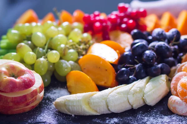 Rodajas de melocotón, uvas y cítricos. Alimento saludable . — Foto de Stock