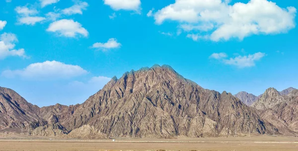 Splendida giornata soleggiata al Monte Sinai, Monte Mosè con un beduino, Bella vista dalla montagna. Cielo blu nuvole — Foto Stock
