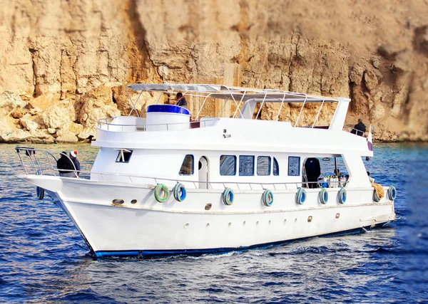 Jachtu przyjemności zakotwiczonego u wybrzeży Egiptu. Gorący słoneczny dzień — Zdjęcie stockowe