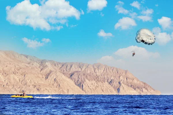 Paracadute aereo nel cielo. Paracadute d'acqua su tre posti. Paracadutismo. Estate attiva — Foto Stock