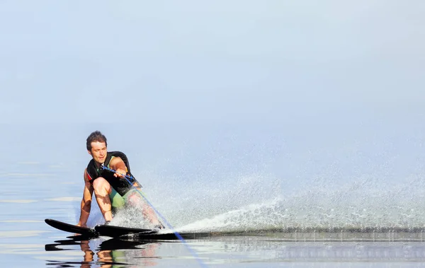 Primo piano uomo equitazione sci d'acqua sul lago in estate nella giornata di sole. Sport acquatico attivo. Spazio per testo — Foto Stock