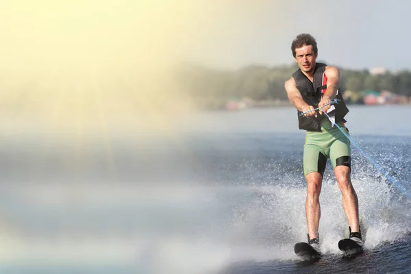 Primo piano uomo equitazione sci d'acqua sul lago in estate nella giornata di sole. Sport acquatico attivo. Spazio per testo — Foto Stock