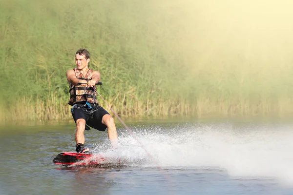 Wakeboarder treinen in het meer op een zonnige dag. Ruimte voor tekst — Stockfoto