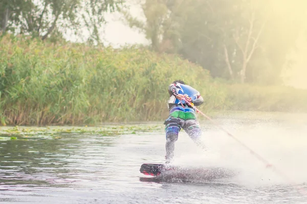 Trenes wakeboarder en el lago en el día soleado. Espacio para texto —  Fotos de Stock