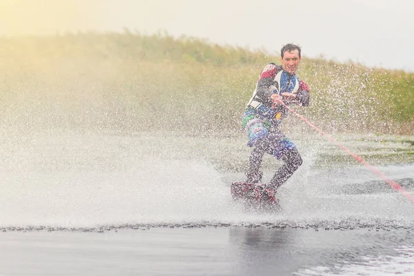 Trenes wakeboarder en el lago en el día soleado. Espacio para texto —  Fotos de Stock