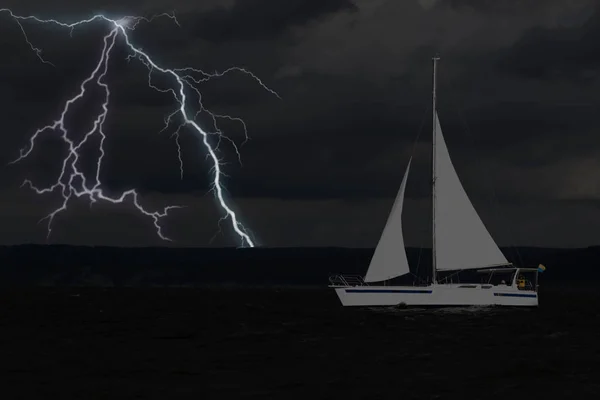 Jacht w sztormowej pogody z piorunami — Zdjęcie stockowe