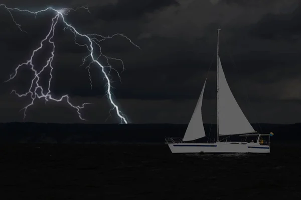 Yate de vela en un clima tormentoso con un rayo —  Fotos de Stock