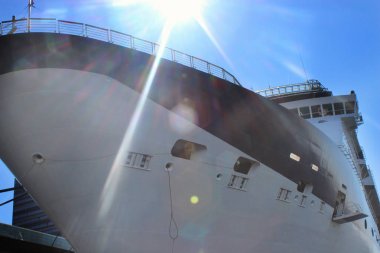 Limandaki yolcu gemisi. Güneş ışığı mavi gökyüzü.