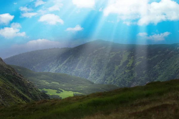Zonlicht op de groene heuvels bij blauwe hemel zomerdag — Stockfoto