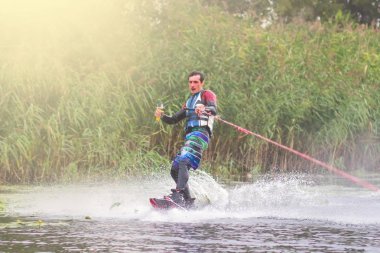 güneşli bir gün gölde Wakeboarder tren. Metin için yer