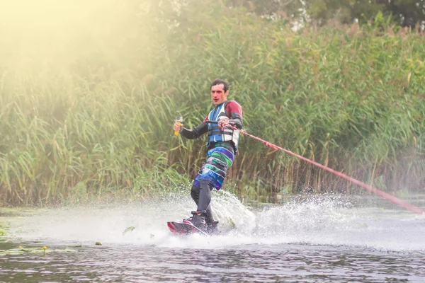 Wakeboarder treinen in het meer op een zonnige dag. Ruimte voor tekst — Stockfoto