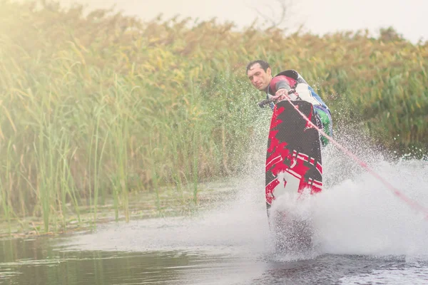 화창한 날에 호수에서 wakeboarder 훈련 한다입니다. 텍스트를 위한 공간 — 스톡 사진