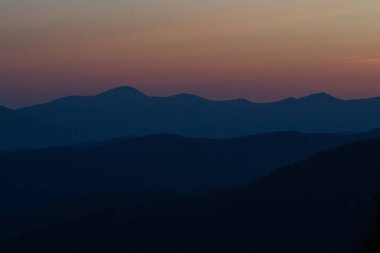 Dağdaki güzel siluet