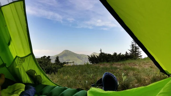 Kilátás a turista sátorból a hegyekbe. — Stock Fotó