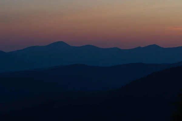 Prachtig siluet op de berg — Stockfoto