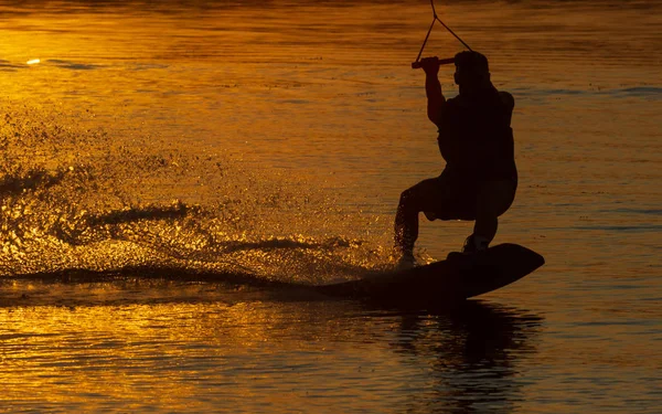 Wakeboarder treinen bij zonsondergang — Stockfoto