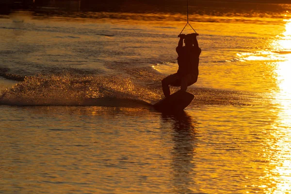 Wakeboardåkning tåg vid solnedgången — Stockfoto