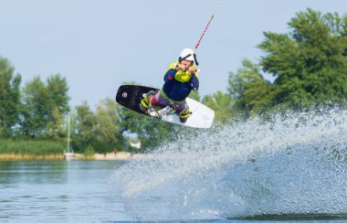 Cherkassy, Ukrayna - 19 Temmuz 2019: Wakeboarder Cherkassy wakeboarding olay hileler ve becerileri gösteren