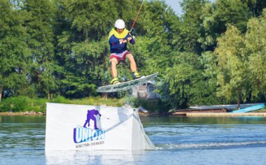 Cherkassy, Ukrayna - 19 Temmuz 2019: Wakeboarder Cherkassy wakeboarding olay hileler ve becerileri gösteren