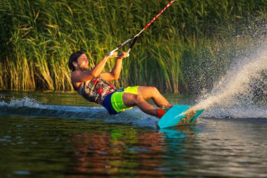 Cherkassy, Ukrayna - 19 Temmuz 2019: Wakeboarder Cherkassy wakeboarding olay hileler ve becerileri gösteren