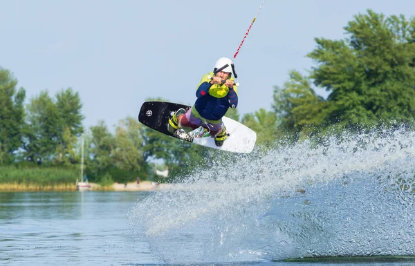 Czerkassy, Ukraina-19 lipca 2019: Wakeboarder pokazano sztuczki i umiejętności na wakeboarding wydarzenie w Czerkassy — Zdjęcie stockowe