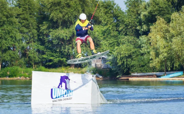 Tsjerkassy, Oekraïne-19 juli 2019: wakeboarder tonen van trucs en vaardigheden bij wakeboarden evenement in Tsjerkassy — Stockfoto