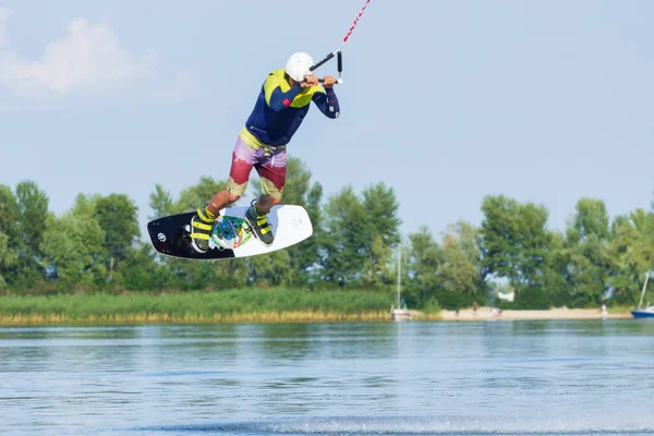 Tsjerkassy, Oekraïne-19 juli 2019: wakeboarder tonen van trucs en vaardigheden bij wakeboarden evenement in Tsjerkassy — Stockfoto