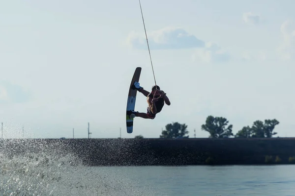 Tsjerkassy, Oekraïne-19 juli 2019: wakeboarder tonen van trucs en vaardigheden bij wakeboarden evenement in Tsjerkassy — Stockfoto