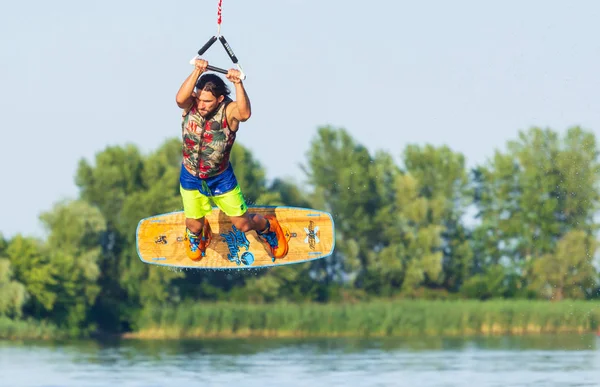 Cherkassy, Ucraina - 19 luglio 2019: Wakeboarder mostra di trucchi e abilità all'evento di wakeboard a Cherkassy — Foto Stock