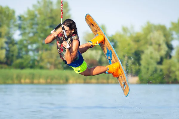 Cherkassy, Ukraina-19 juli 2019: wakeboarder visning av tricks och färdigheter på wakeboard event i Cherkassy — Stockfoto