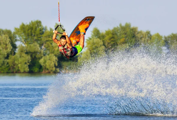 Cherkassy, Ukraina-19 juli 2019: wakeboarder visning av tricks och färdigheter på wakeboard event i Cherkassy — Stockfoto