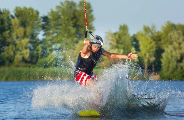 Cherkassy, Ucrânia - 19 de julho de 2019: Wakeboarder mostrando truques e habilidades no evento de wakeboarding em Cherkassy — Fotografia de Stock